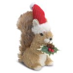 Ardilla con gorro, hojas y frutas navideñas.