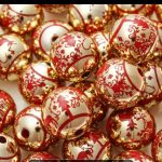 Mini bolas doradas navideñas para decoración.